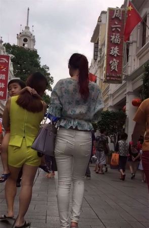 紧身白裤花衬衫美女姐姐