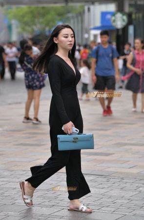 性感连体裤美女