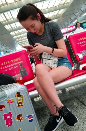 热裤街拍美腿运动鞋