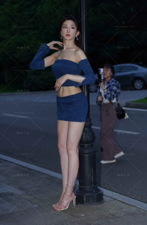 牛仔短裙大长腿美女