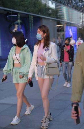 夕阳下的热裤小妹