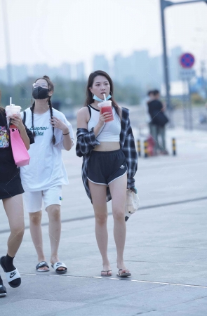 街拍喝奶茶的人字拖美眉