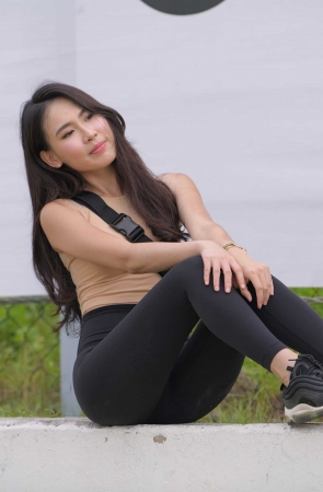 黑色瑜伽裤美女