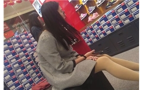 4k超清，鞋店试鞋的原味肉丝袜清纯眼镜妹