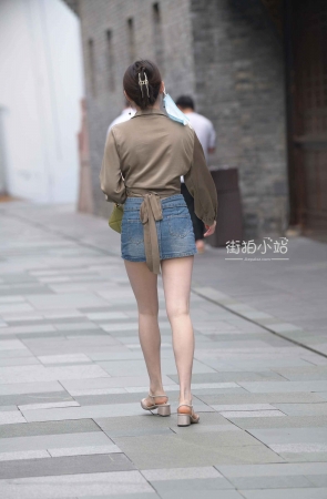 街拍漂亮的牛仔短裙小姐姐