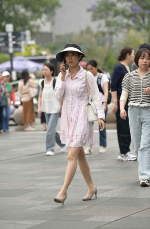街拍打电话的丝腿高跟美眉