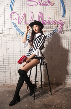 紧身裤长腿时尚美女