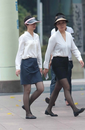 诱惑黑丝街拍OL