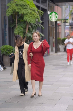 街拍红裙丰满高颜值美女