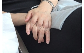 4k-黑色连衣裙高跟鞋街拍美足