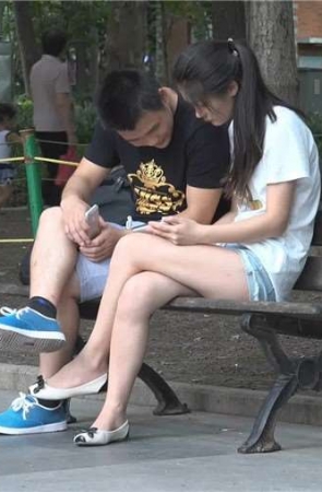 公园长椅上的白皙美腿嫩足热裤马尾辫美女