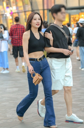 赶着吃晚饭的情侣