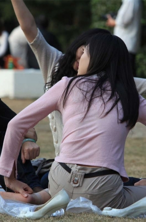 No1412 终于也被我逮着一次3个女人都穿薄丝的画面