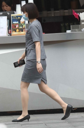 街拍肉丝高跟OL