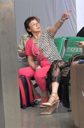 长发美女等车的优美场景