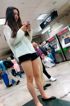 白色毛衣街拍美腿美女气场强大