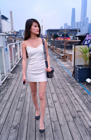 御风街拍 白色吊带肉丝美女畅游琶醍轻轨