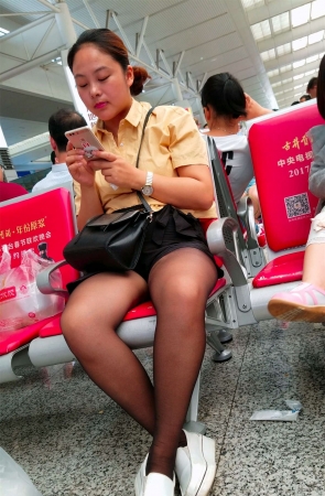 候车室拍摄黄衬衫街拍黑丝性感美腿