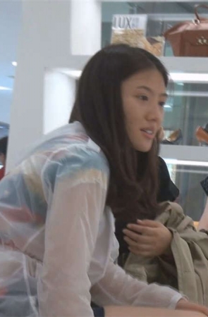 完美的裸足高跟鞋美女