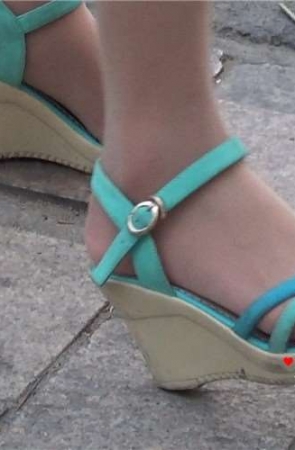 肉丝丝袜高跟凉鞋的眼镜妹。