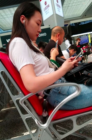 白T恤紧身蓝牛高颜值街拍美女