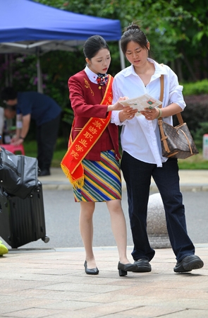 SH25-32-66√天府航空学院-她鞋里有沙子呢