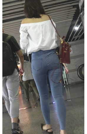 漂亮的紧身牛仔裤美女