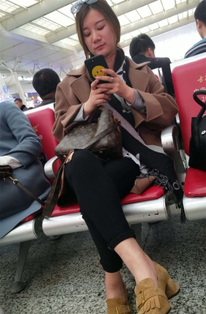 高铁站候车的两个黑色紧裤漂亮美女