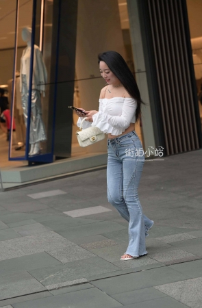 街拍大长腿喇叭长牛仔裤美女