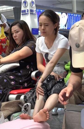 4K – 把脚放上粉色行李箱的年轻少F [9.75 GB/MP4]