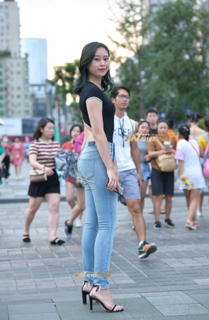 等车的紧身牛仔