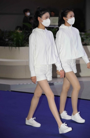 【街拍心灵】超薄肉丝大长腿街拍小姐姐