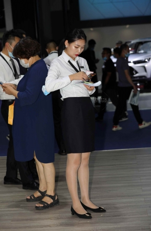 【街拍心灵】汽车销shou肉丝街拍制服高跟美腿