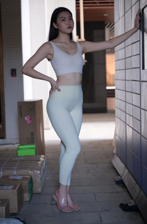 浅黄瑜伽裤美女