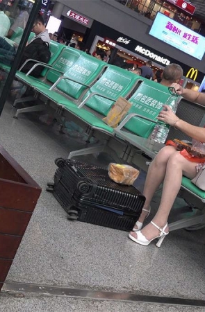 漂亮的高跟鞋美足