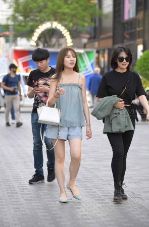 小吊带、秀气美女