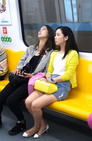 地铁上的牛仔短裙长腿美女