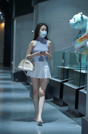 迷人的百褶裙女孩【套图+视频】