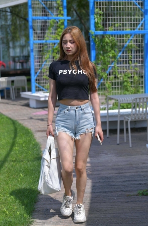 [一始专区] 蓝色牛仔热裤女孩 【图片➕视频】