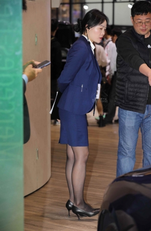 【街拍心灵】迈巴赫销售顾问黑丝街拍高跟制服