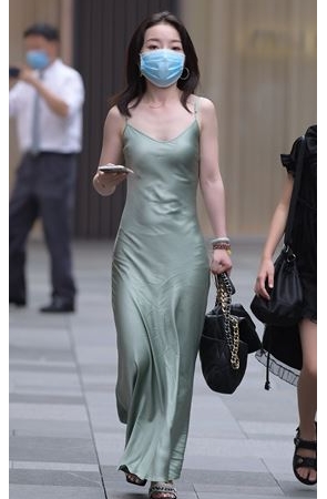 丝滑的吊带长裙美女(64P)