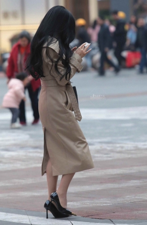 肉丝街拍高跟少妇