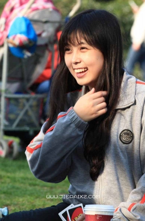 清纯得像学生的妹子