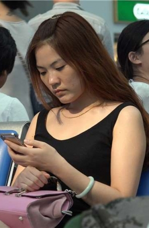 4K – 候车室拍摄的人字拖妹子 [2.41 GB/MP4]