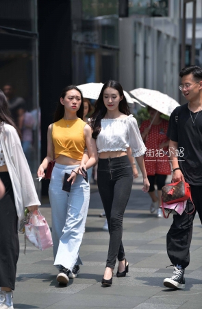 街拍黑色牛仔小姐姐