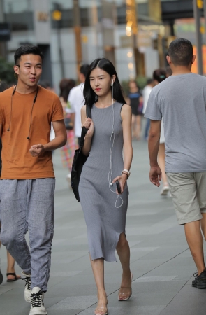 秀气的修身长裙长发美女