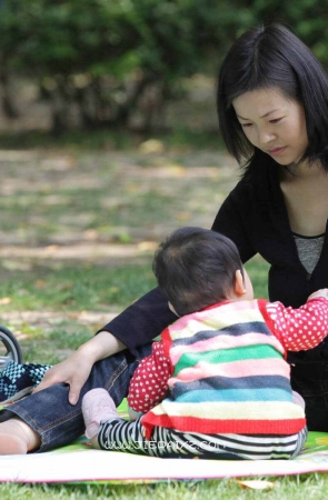 街拍居家贤惠小媳妇