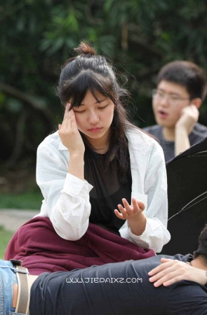 听歌的长丝袜少女