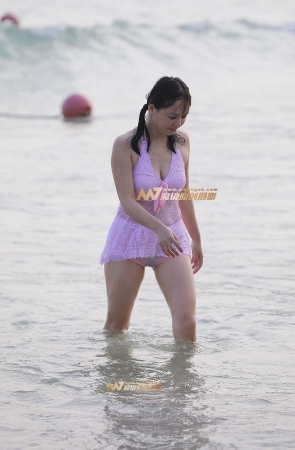 超薄粉丝性感泳装美眉