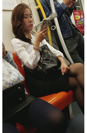 地铁上的黑丝妹子